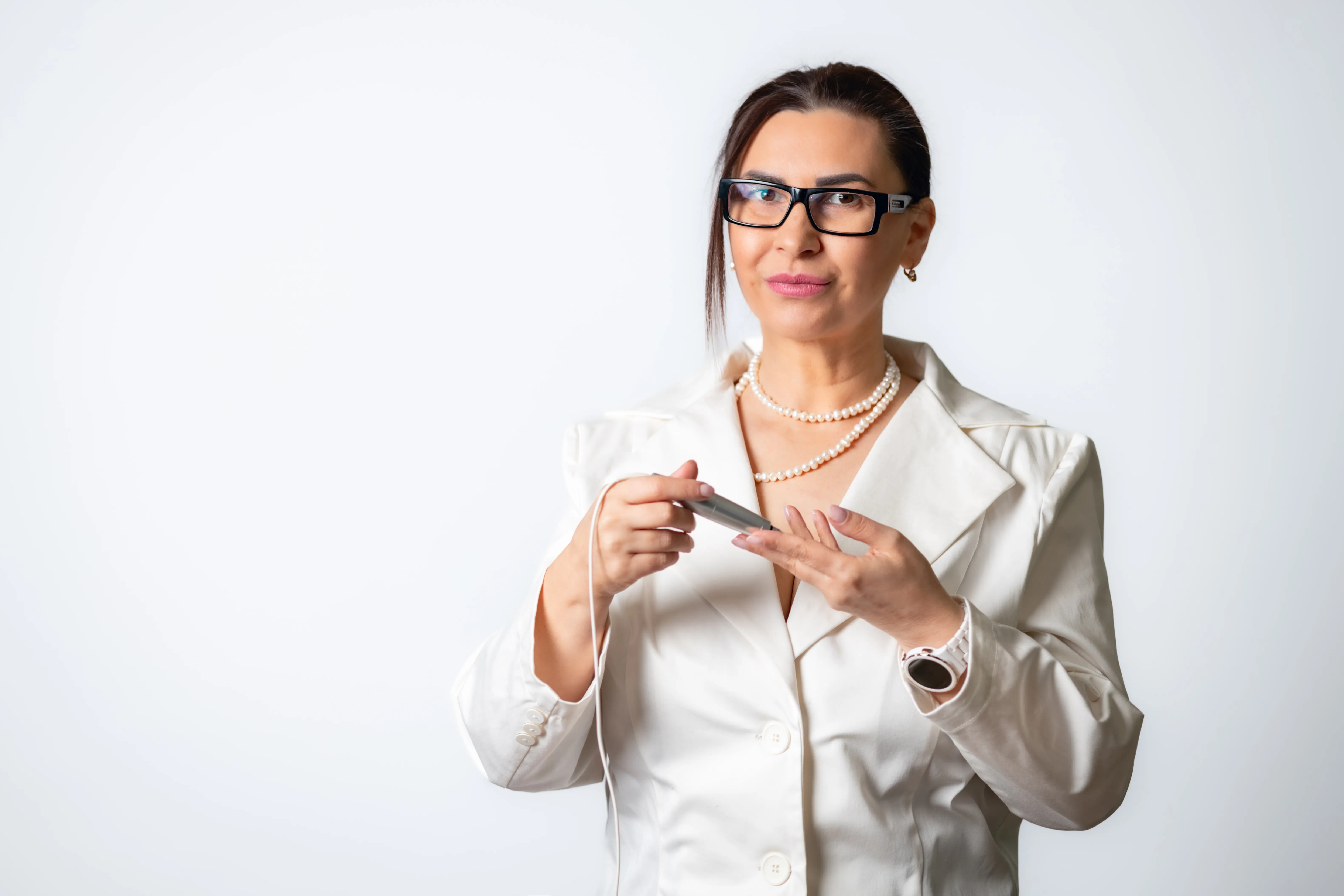 Наталия Ненчова, главния тренер на академията, държаща инструмент.